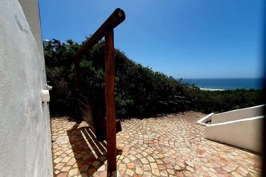 5 Bedroom Property for Sale in Boggomsbaai Western Cape